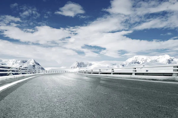 Пустая Асфальтовая Дорога Снежными Горами — стоковое фото
