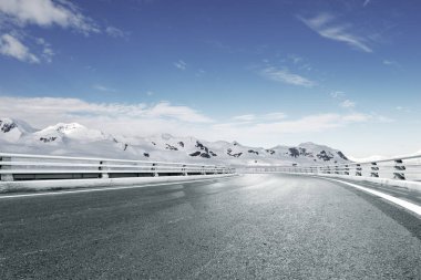 boş asfalt yol kar Dağları ile