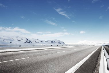 boş asfalt yol kar Dağları ile