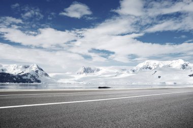 boş asfalt yol kar Dağları ile
