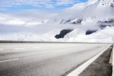 boş asfalt yol kar Dağları ile