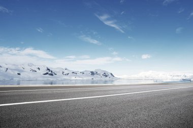 boş asfalt yol kar Dağları ile