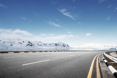 boş asfalt yol kar Dağları ile