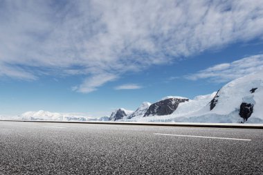 boş asfalt yol kar Dağları ile