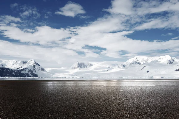 Strada Asfaltata Vuota Con Montagne Neve — Foto Stock