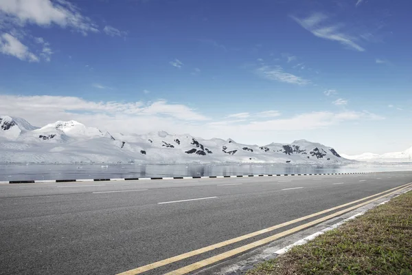 Strada Asfaltata Vuota Con Montagne Neve — Foto Stock