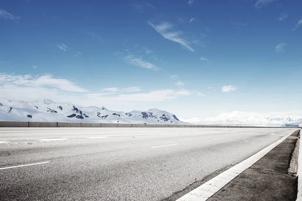 Leere Asphaltstraße Mit Schneebergen — Stockfoto