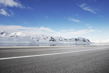 boş asfalt yol kar Dağları ile