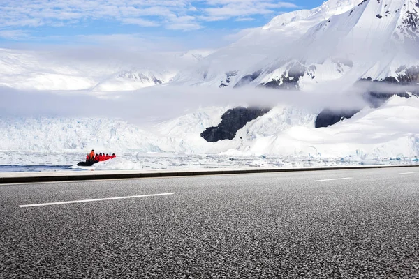 雪山と空のアスファルト道路 — ストック写真