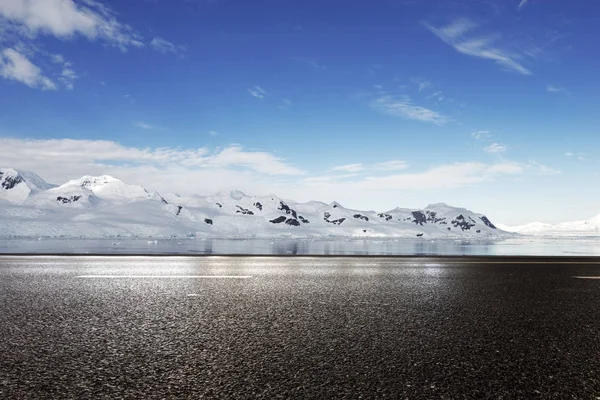 Strada Asfaltata Vuota Con Montagne Neve — Foto Stock