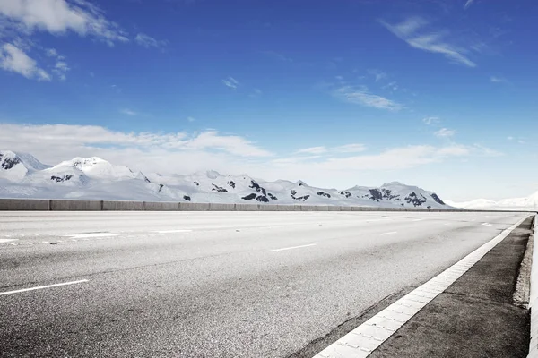 Пустая Асфальтовая Дорога Снежными Горами — стоковое фото