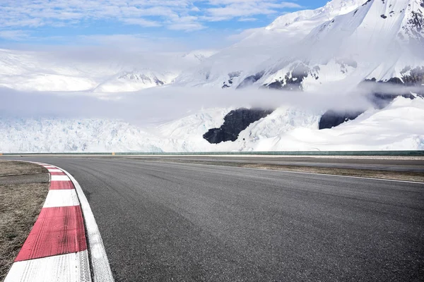 Route Asphaltée Vide Avec Montagnes Neige — Photo