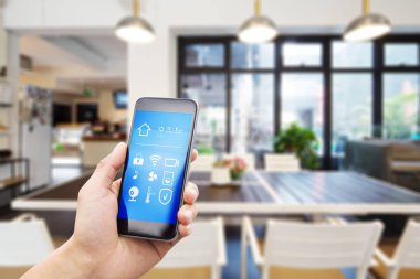 Modern oturma odasında akıllı ev uygulamalı cep telefonu