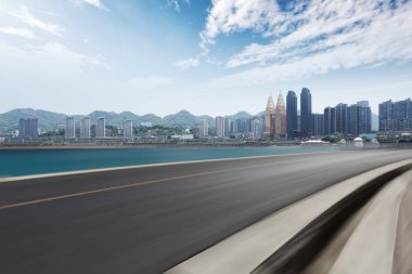 Şehir silueti olan boş yol