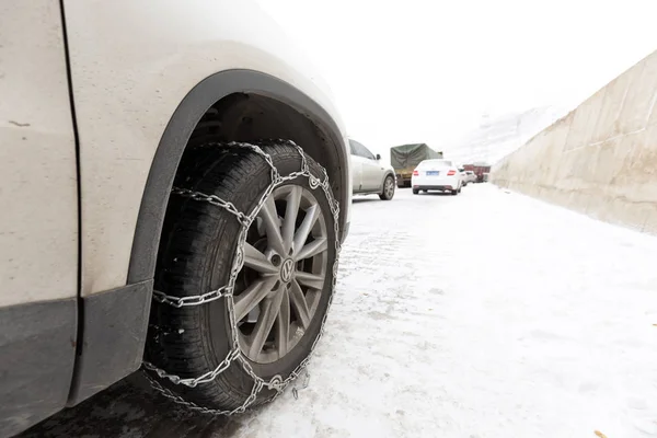 Tybet Chiny Marca Łańcuchy Śniegowe Oponach Samochodu — Zdjęcie stockowe