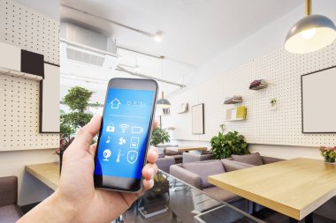 Modern oturma odasında akıllı ev uygulamalı cep telefonu