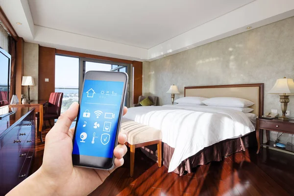 Telefone Celular Com Aplicativo Para Casa Inteligente Quarto Moderno — Fotografia de Stock