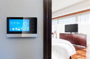 modern oturma odasında duvarda akıllı ev uygulamaları ile akıllı ekran