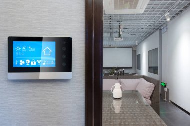 modern oturma odasında duvarda akıllı ev uygulamaları ile akıllı ekran