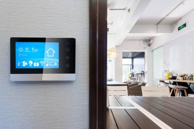 modern restoranda kontrol panelinde akıllı ev app