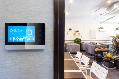 modern restoranda kontrol panelinde akıllı ev app