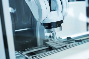 Endüstriyel makine ve fabrika robot kol. Akıllı fabrika sanayi 4.0 konsept.