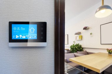 modern restoranda kontrol panelinde akıllı ev app