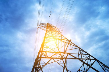 Yüksek voltaj direği. Yüksek voltajlı gökyüzü arkaplanı.