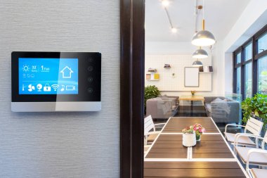 modern restoranda kontrol panelinde akıllı ev app