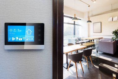 modern restoranda kontrol panelinde akıllı ev app