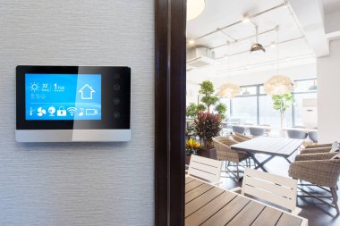 modern restoranda kontrol panelinde akıllı ev app