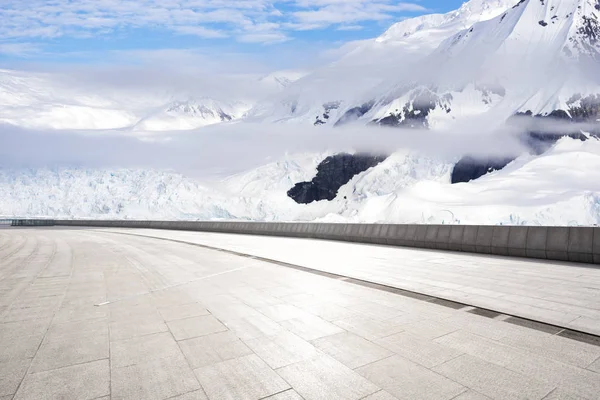 Mattone Vuoto Terra Con Montagne Neve Come Sfondo — Foto Stock