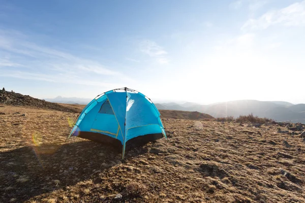 青い空と地面に青色のキャンプ — ストック写真
