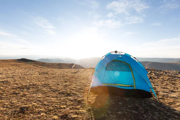 青い空と地面に青色のキャンプ — ストック写真