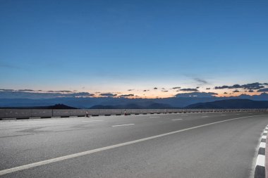 boş asfalt yol ile sunrsise