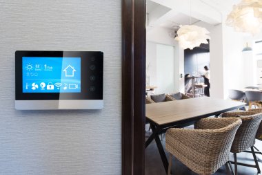modern restoranda kontrol panelinde akıllı ev app