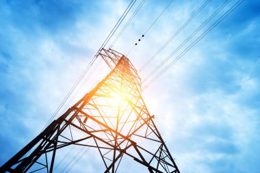 Yüksek voltaj direği. Yüksek voltajlı gökyüzü arkaplanı.