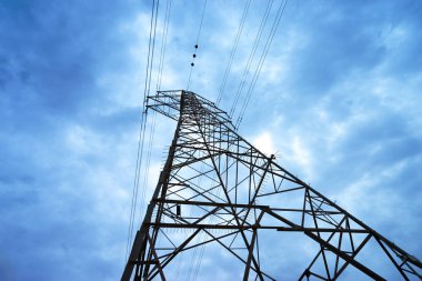 Yüksek voltaj direği. Yüksek voltajlı gökyüzü arkaplanı.