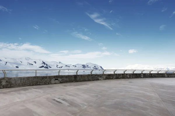 Arka Plan Olarak Kar Dağları Ile Boş Tuğla Zemin — Stok fotoğraf