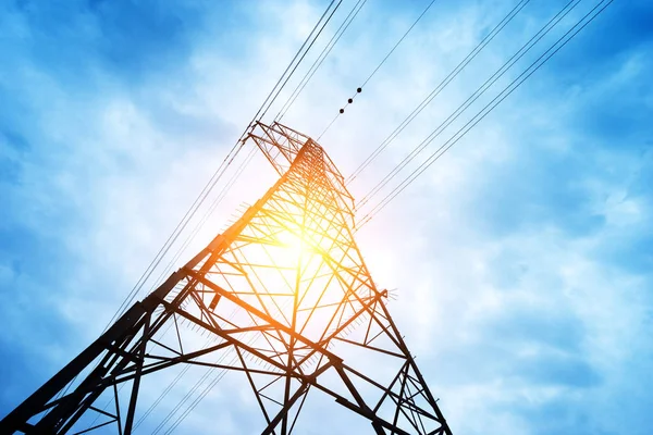Yüksek voltaj direği. Yüksek voltajlı gökyüzü arkaplanı.