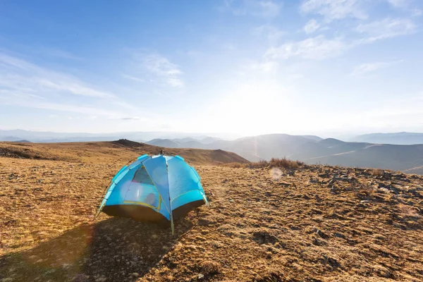 Acampamento Azul Chão Com Céu Azul — Fotografia de Stock