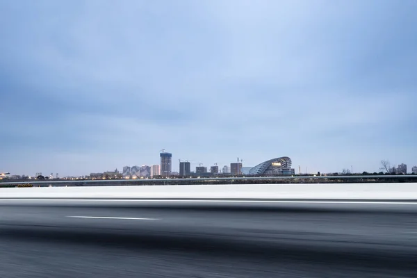 Estrada Asfalto Vazia Com Horizonte Moderno Cidade — Fotografia de Stock