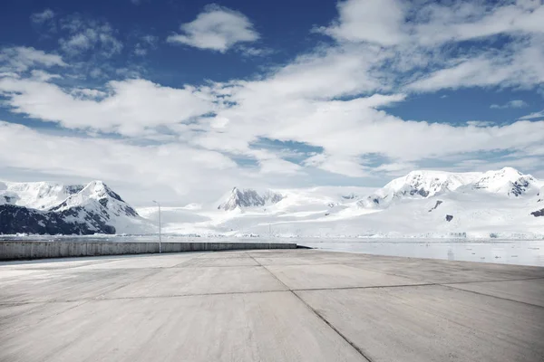 Chão Tijolo Vazio Com Montanhas Neve Como Fundo — Fotografia de Stock