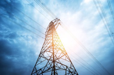 Yüksek voltaj direği. Yüksek voltajlı gökyüzü arkaplanı.