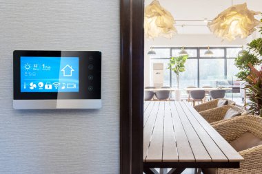 modern restoranda kontrol panelinde akıllı ev app