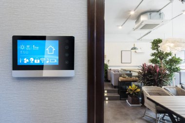 modern restoranda kontrol panelinde akıllı ev app