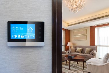 modern oturma odasında duvarda akıllı ev uygulamaları ile akıllı ekran