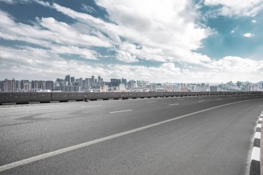 Şehir silueti olan boş yol