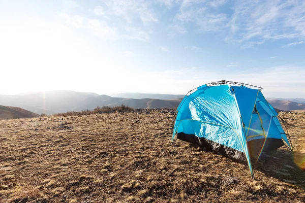 Acampamento Azul Chão Com Céu Azul — Fotografia de Stock