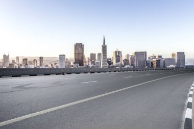 Boş asfalt yol ile modern şehir manzarası